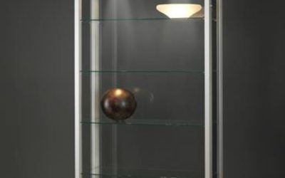 Ausstellungsvitrine V8-800 silber eloxiert mit LED Deckenspots – Staubdicht